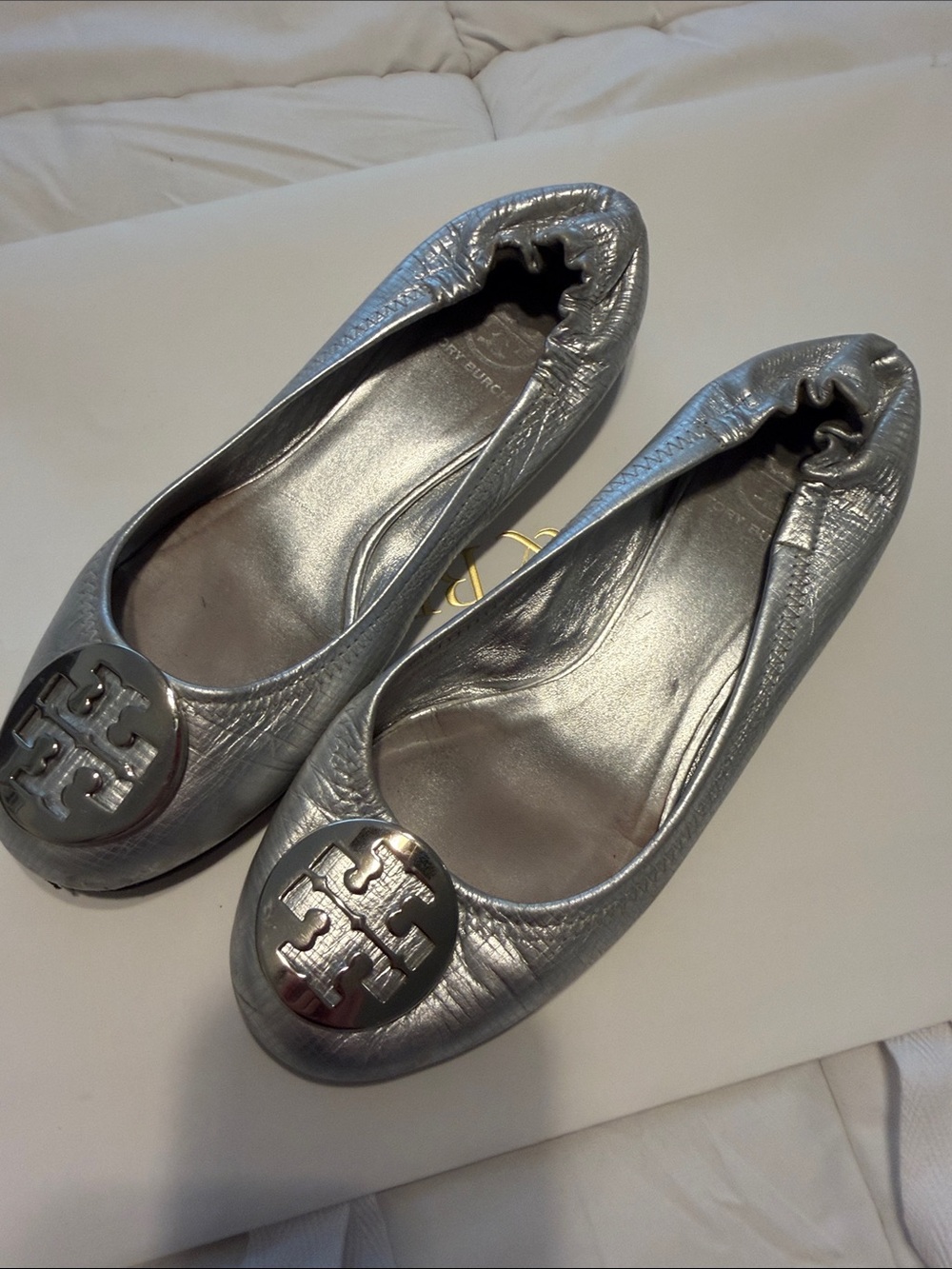 Tory Burch Reva Silver Women's Ballet Flats with Logo Medallion - Picture 1 of 4